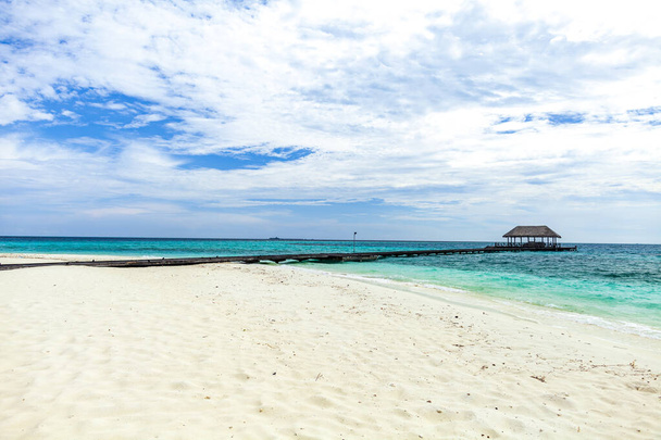Schöner Strand, sonniger Tag auf den Malediven. Sommerreisen und Tourismus, Konzept für Urlaubsziele. - Foto, Bild