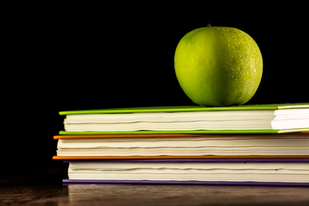 στοίβα βιβλία και πράσινο μήλο - Φωτογραφία, εικόνα