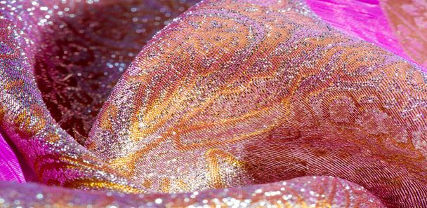 Textúra háttér, mintázat. rózsaszín brokát szövet. Organza brokát szövet-Pásztor, egy ropogós tenyér. Van egy nagy fonal festett virág mintás egész. - Fotó, kép
