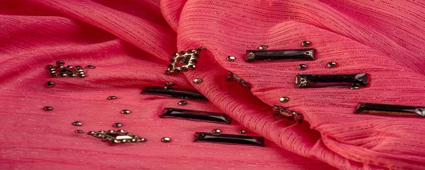 Struttura di disegno di sfondo, modello di seta, tessuto rosa con pietre sfaccettate decorative incollate - Foto, immagini