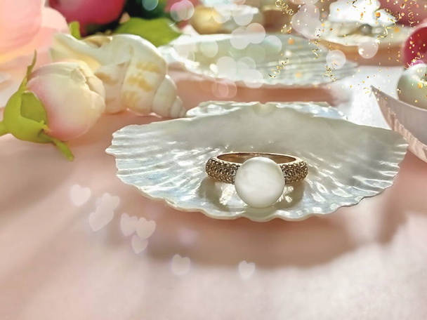 weiße Perlen in Muschel, Schmuck Hintergrund Gold weiße Perlenringe mit Muschel und Rosen Blütenblatt auf rosa Hintergrund Frauen Accessoires - Foto, Bild