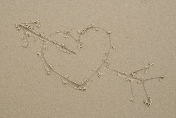Coeur dessiné sur sable. - Photo, image