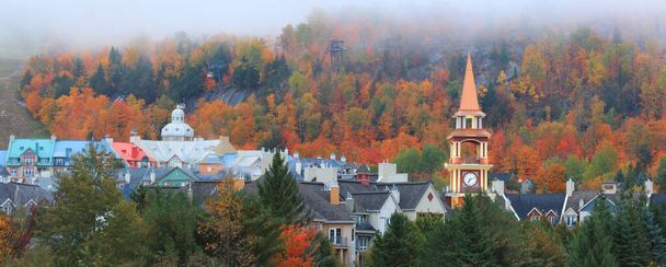 Mont Tremblant χωριό στον Καναδά το φθινόπωρο του χρόνου - Φωτογραφία, εικόνα