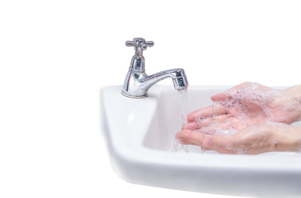 Žena myje ruku mýdlovou pěnou a vodu z kohoutku v koupelně. Čisté ruce pod kohoutkem na dřezu pro osobní hygienu, aby se zabránilo chřipce a koronaviru. Dobrý postup mytí rukou zabít bakterie, virus. - Fotografie, Obrázek