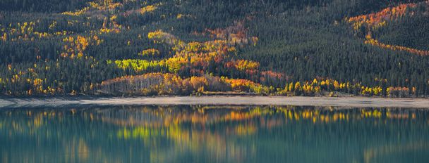 Syksyn pohdintaa Twin järvet Colorado - Valokuva, kuva