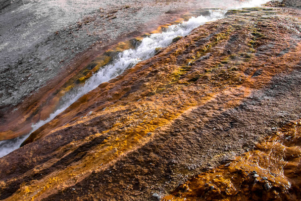 Горячая сера в Йеллоустонском национальном парке - Фото, изображение