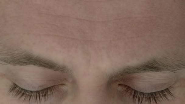Close-up van de ogen van de mens op en in de lens van de camera. - Video