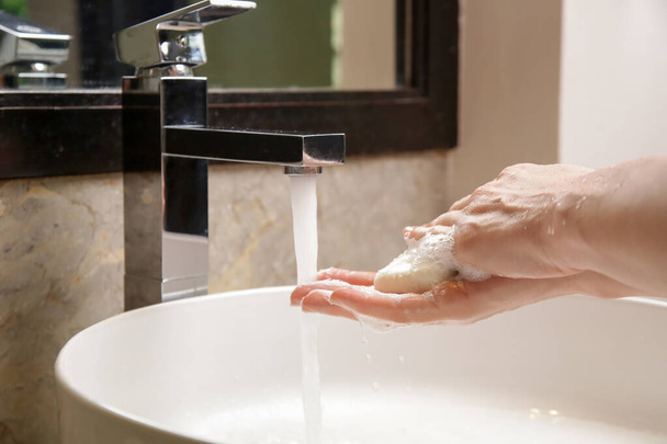Higiene. Limpar as mãos com água e sabão. Lavar as mãos no lavatório. Prevenir doenças lavando as mãos
. - Foto, Imagem