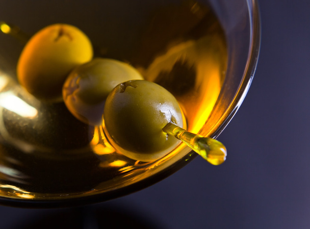 martini with green olives - Φωτογραφία, εικόνα