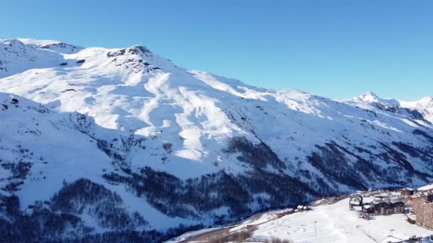 Vista aérea das montanhas dos Alpes em França. Montanhas cobertas de neve. Instalações de esqui alpino de cima
. - Filmagem, Vídeo