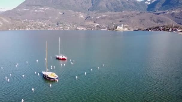 Vue aérienne panoramique du château de Duingt sur le lac d'Annecy, France
 - Séquence, vidéo