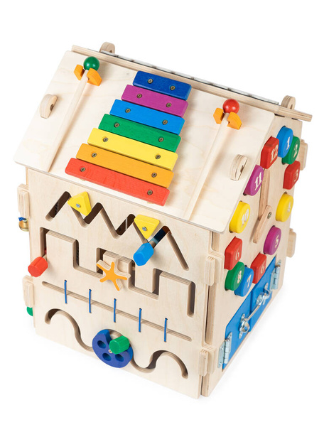 Dřevěné hračky busybord dům pro malé děti do 1 roku: multi-barevné dveře se západkou, xylofon, zvonek, multi-barevné knoflíky, ozubená kola, vzdělávací hračka pro vývoj dětí  - Fotografie, Obrázek