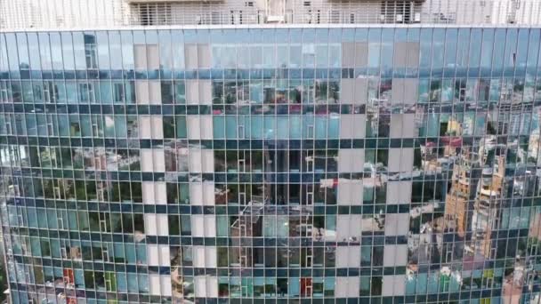 Utcai tükröződés az üveg acél épület homlokzatán - Felvétel, videó