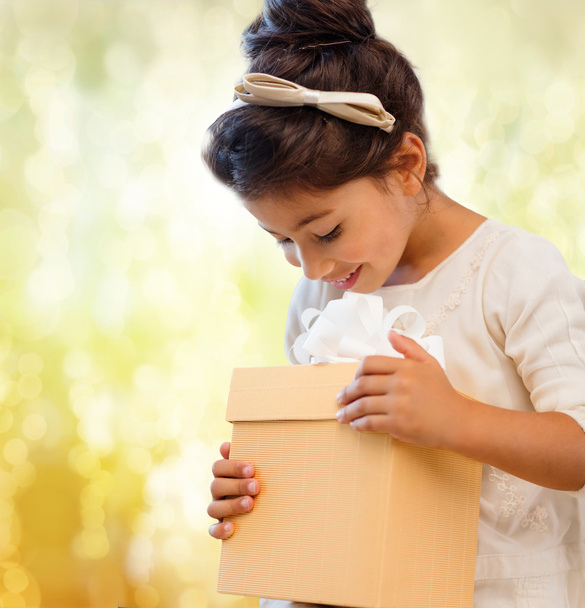 Happy child girl with gift box - Фото, изображение