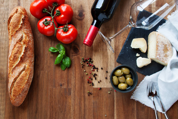 Still life with wine and ingredients for an Italian appetizer - Foto, imagen