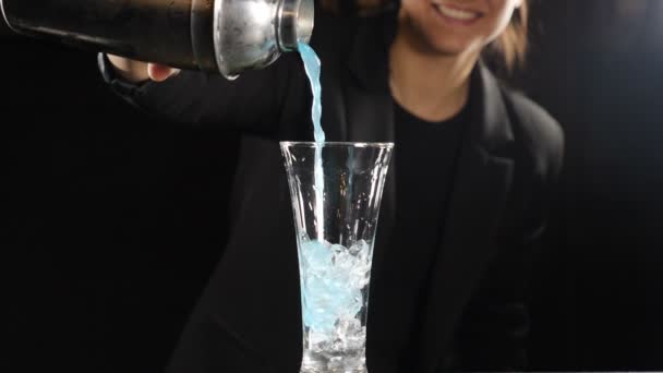 Cantinero preparando cóctel azul brillante. Hacer cóctel alcohólico con hielo. Barman hembra vertiendo líquido haciendo cóctel en cámara lenta. Full hd
 - Metraje, vídeo
