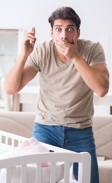 Junger Vater frustriert über weinendes Baby - Foto, Bild