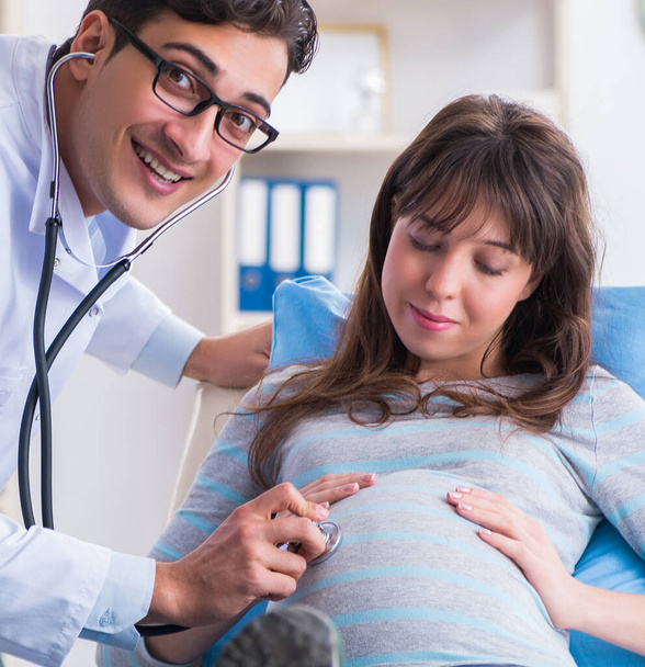 Zwangere vrouw bezoekt arts voor overleg - Foto, afbeelding