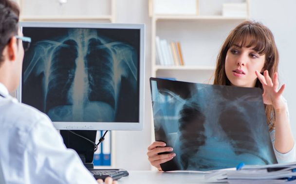 Jonge vrouw bezoekt radioloog voor röntgenonderzoek - Foto, afbeelding