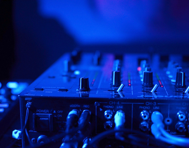 κοντινό πλάνο στο mixette του dj σε νυχτερινό κέντρο - Φωτογραφία, εικόνα