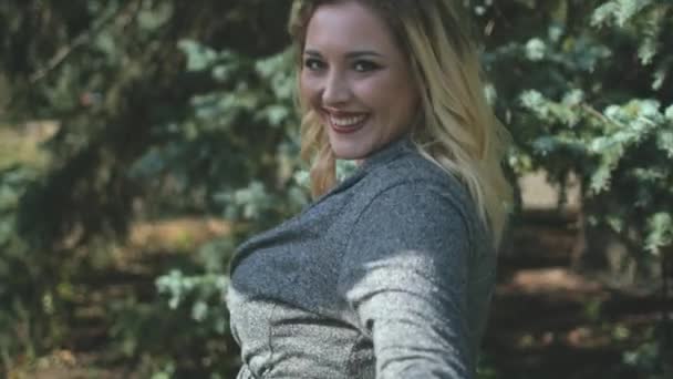 Blonde Woman Plus Size Beckon With Hand Outdoors - Filmagem, Vídeo