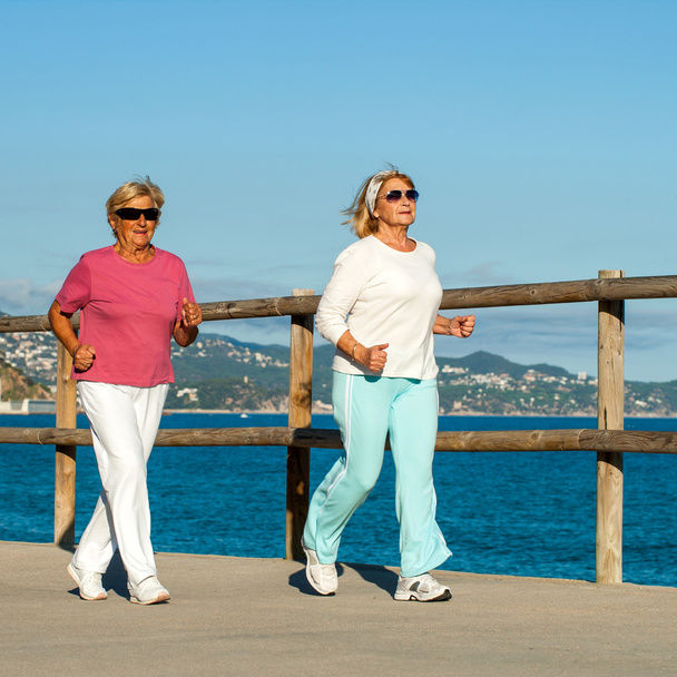 Seniorinnen joggen gemeinsam im Freien. - Foto, Bild