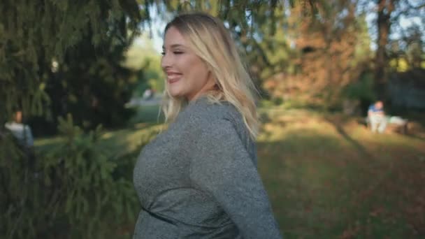 Attractive Blonde Woman Plus Size Walk City Park - Video, Çekim