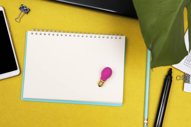 Cuaderno con lugar para texto y lápiz en un escritorio amarillo de un hombre de negocios
 - Foto, Imagen