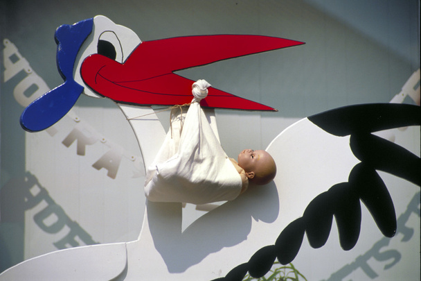 Representação clássica de uma cegonha em voo para dar à luz um bebê recém-nascido
 - Foto, Imagem
