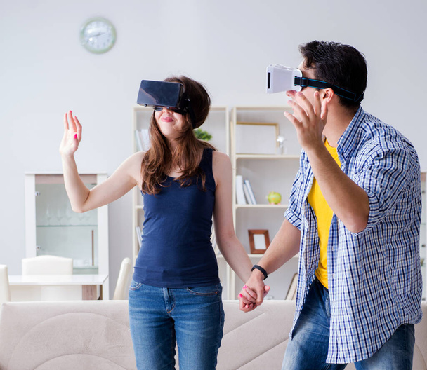 Молода сім'я грає в ігри з окулярами віртуальної реальності
 - Фото, зображення