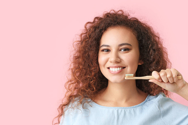fiatal nő fogkefével színes háttér - Fotó, kép