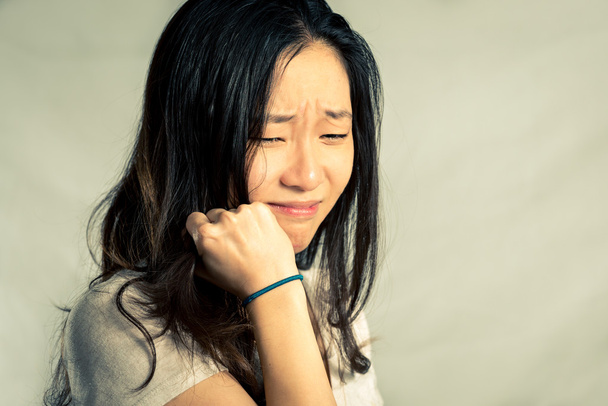 žena pláče a tahání za vlasy - Fotografie, Obrázek