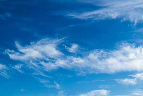 Λευκά χνουδωτά σύννεφα σε έναν γαλάζιο ουρανό - Φωτογραφία, εικόνα