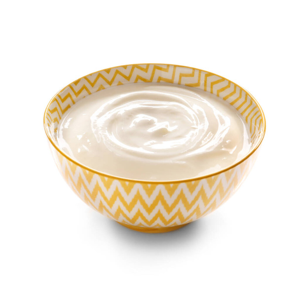 Ciotola con gustoso yogurt su sfondo bianco
 - Foto, immagini