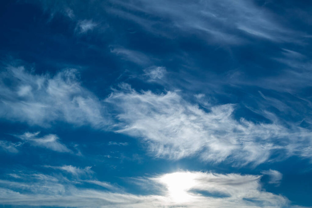 Nuages blancs moelleux sur un ciel bleu - Photo, image