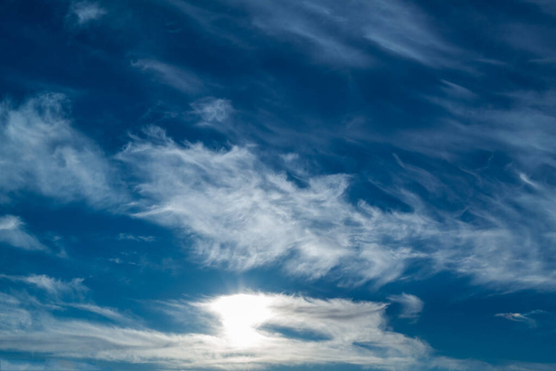 Weiße, flauschige Wolken am blauen Himmel - Foto, Bild