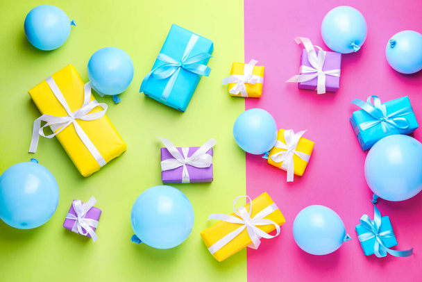 Багато подарунків на день народження та декор на кольоровому фоні
 - Фото, зображення