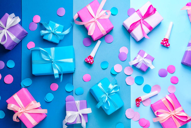Muchos regalos de cumpleaños y decoración en el fondo de color
 - Foto, Imagen