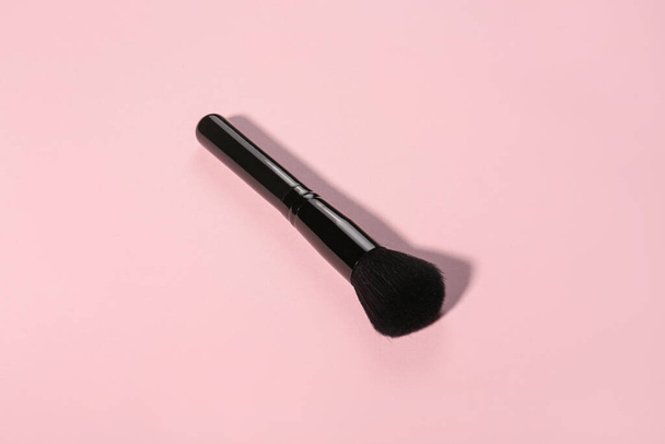 Makeup brush on color background - Foto, immagini