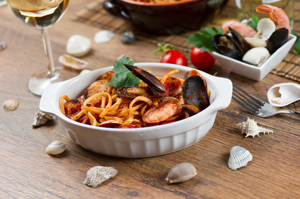 Spaghetti with mussels and tomato sauce - Фото, изображение