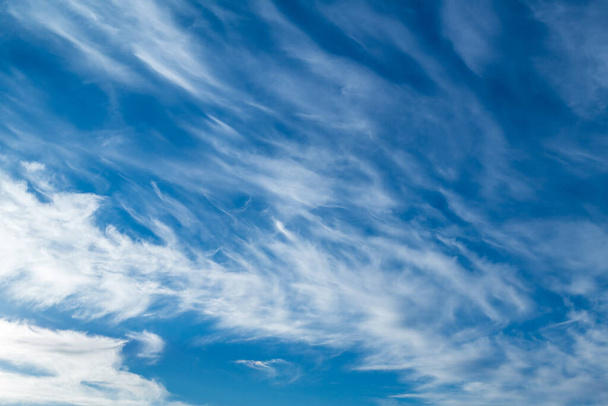 Bílé nadýchané mraky na modré obloze - Fotografie, Obrázek