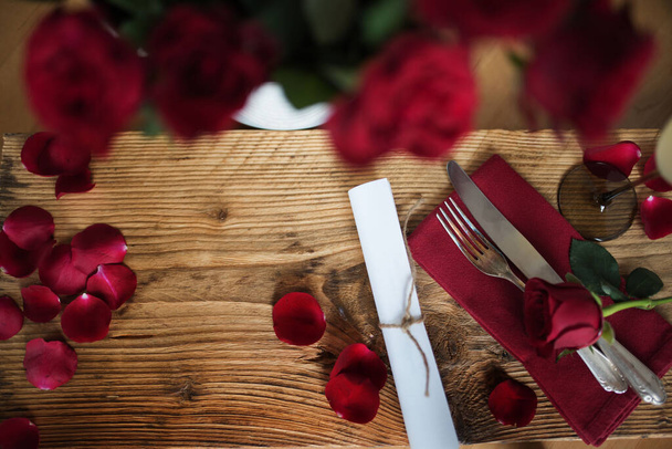 Natura morta romantica con rose rosse e lettera d'amore per San Valentino - Foto, immagini
