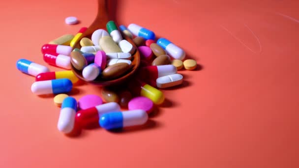 close-up de pílulas coloridas na colher de fundo laranja
  - Filmagem, Vídeo