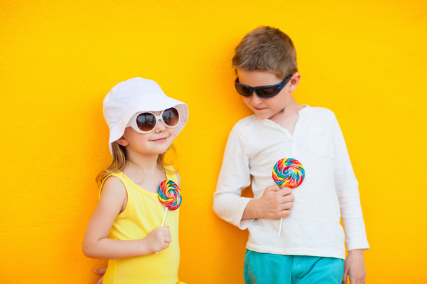 Kids with lollipops - Fotoğraf, Görsel