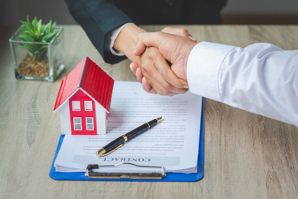 Agent nieruchomości drżenie rąk z klientem po podpisaniu umowy, Business podpisanie umowy kupna-sprzedaży domu, dom do wynajęcia koncepcji. - Zdjęcie, obraz