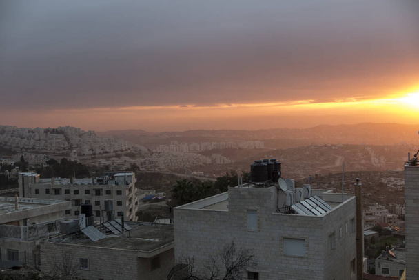 Blick auf den Sonnenaufgang über dem neuen Teil von Bethlehem, Palästinensische Autonomiebehörde - Foto, Bild