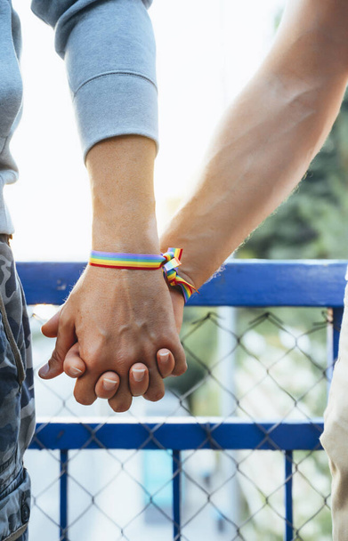 Ανδρικά χέρια με γκέι βραχιόλι σημαία - Φωτογραφία, εικόνα