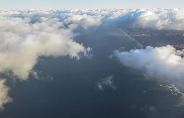 хмари, які видно зверху як фон
 - Фото, зображення
