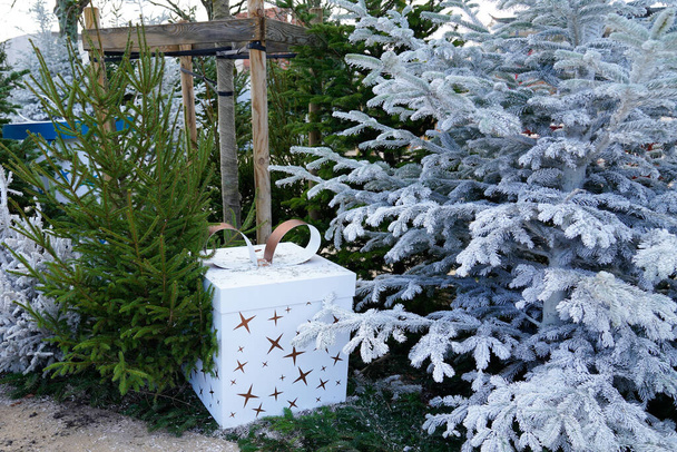 Traditionele kerstboom met kerstversiering en witte sneeuw - Foto, afbeelding