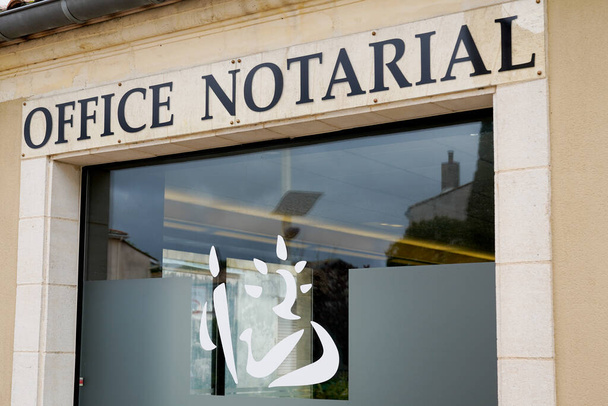 Notaire francia felirat az ablakokon közjegyzői logó iroda - Fotó, kép